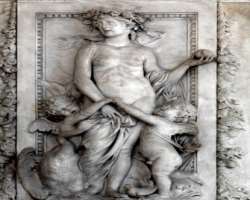 The palace also has a sculpture of Venus and Mars The palace also has a sculpture of Venus and Mars which is a symbol of peace. According to ancient belief, peace would be constant only if Venus can k